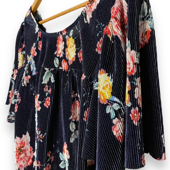 Lapis‎ floral accordion pleated flowy blouse - Picture 6 of 8